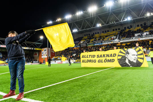 Klas Ingesson hyllas innan fotbollsmatchen i Allsvenskan