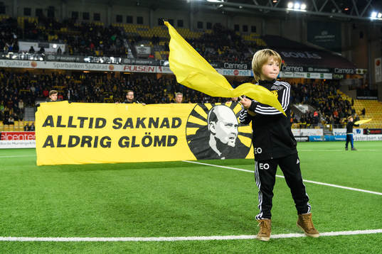 Spelare från Ödeshögs IK med fana och banderoll innan