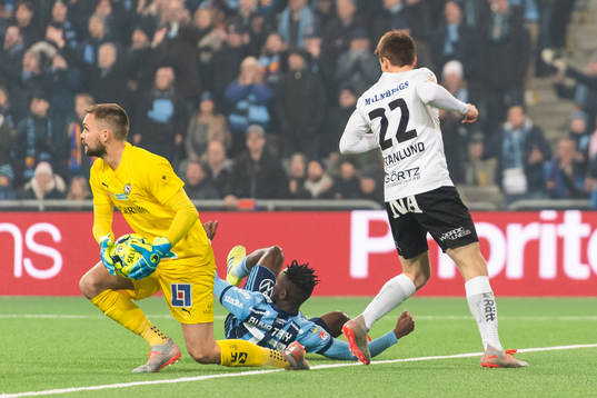 Djurgårdens Mohamed Buya Turay faller