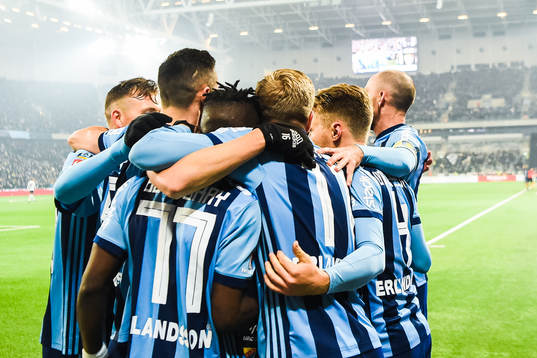 Djurgårdens Mohamed Buya Turay jublar med lagkamrater