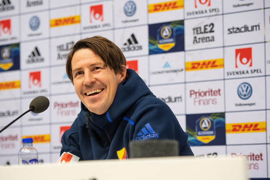 Djurgårdens tränare Thomas Lagerlöf deltar i en