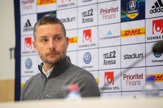 Örebros tränare Axel Kjäll deltar i en presskonferens