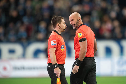 Domare Stefan Johannesson samtalar med linjedomaren om en