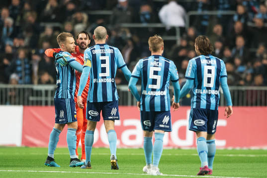 Djurgårdens Jacob Une Larsson kramar om målvakt Tommi