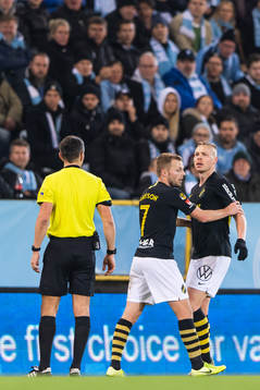 s Sebastian Larsson håller tillbaka Kolbeinn Sigthorsson