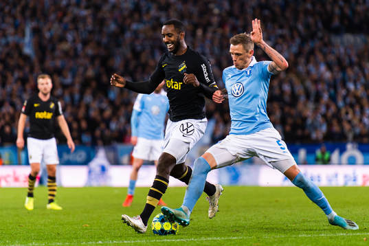 s Henok Goitom och Malmö FFs Sören Rieks i kamp om bollen