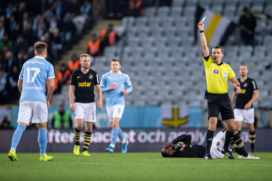 Malmö FFs Rasmus Bengtsson får ett gult kort av Domare