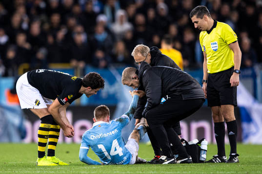 Malmö FFs Anders Christiansen får hjälp upp i samband