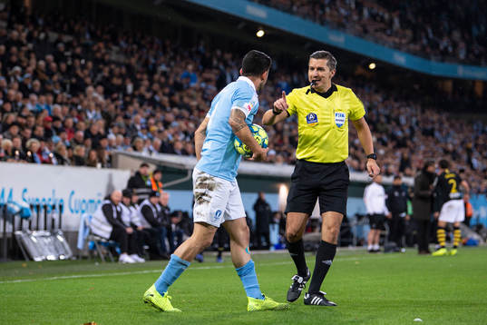 Malmö FFs Behrang Safari och domare Bojan Pandzic