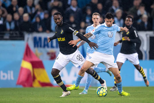 s Henok Goitom och Malmö FFs Behrang Safari