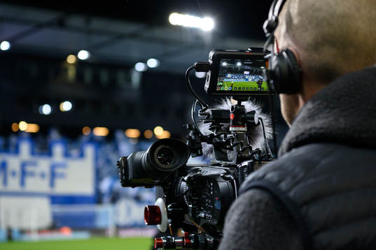 En kameraman filmer Malmö FFs tifo