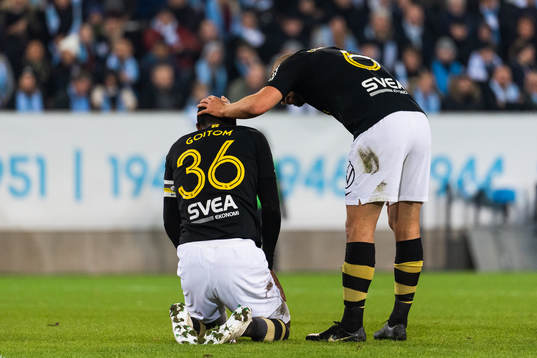 s Henok Goitom ses om av AIK:s Panajotis Dimitriadis