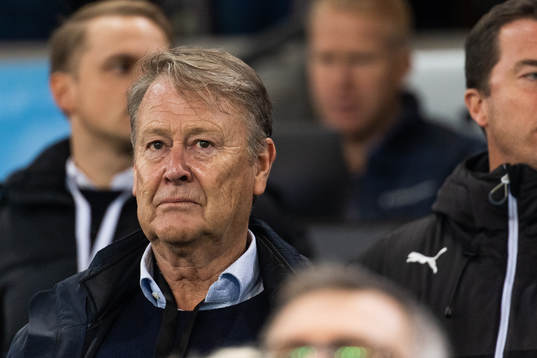 Danmarks förbundskapten Åge Hareide på läktaren