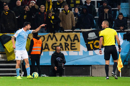 Malmö FFs Behrang Safari reagerar mot assisterande domare