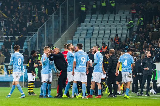 Spelare samlas vid ett spalavbrott på grund av ett