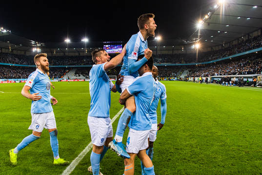 Malmö FFs Arnór Traustason jublar med lagkamrater