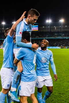 Malmö FFs Arnór Traustason jublar med lagkamrater
