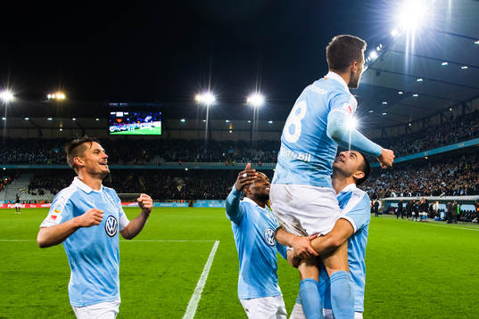 Malmö FFs Arnór Traustason jublar med lagkamrater