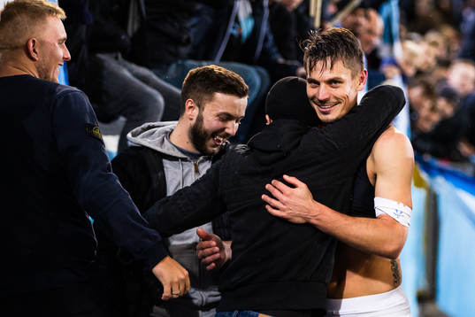 Malmö FFs Markus Rosenberg jublar med supportrar
