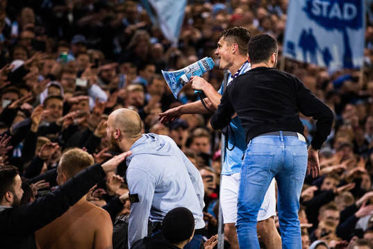 Malmö FFs Markus Rosenberg jublar med supportrar