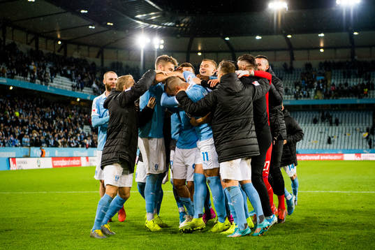 Malmö FFs Markus Rosenberg kramas om av lagkamraterna
