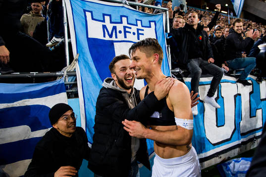 Malmö FFs Markus Rosenberg kramas om av supportrar