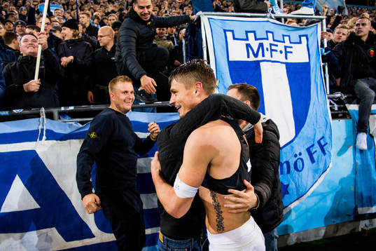 Malmö FFs Markus Rosenberg kramas om av supportrar