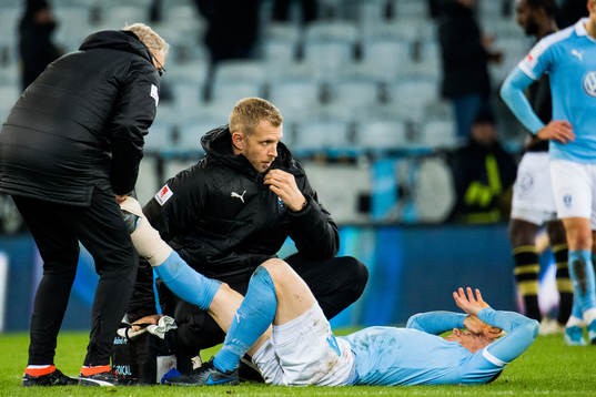 Malmö FFs Anders Christiansen får vård av läkare Pär
