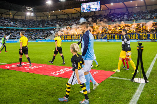 Malmö FFs Markus Rosenberg gör entre till fotbollsmatchen