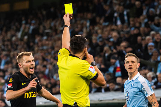 Domare Bojan Pandzic varnar Malmö FFs Sören Rieks