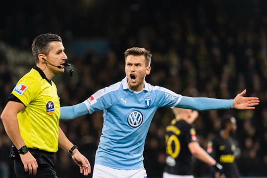Malmö FFs Arnór Traustason reagerar mot domare Bojan