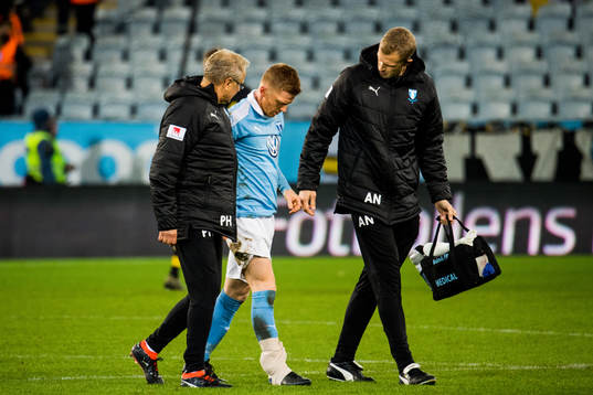 Malmö FFs Anders Christiansen med lindad fot leds av