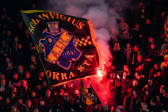 s supportrar med en flagga och en bengal