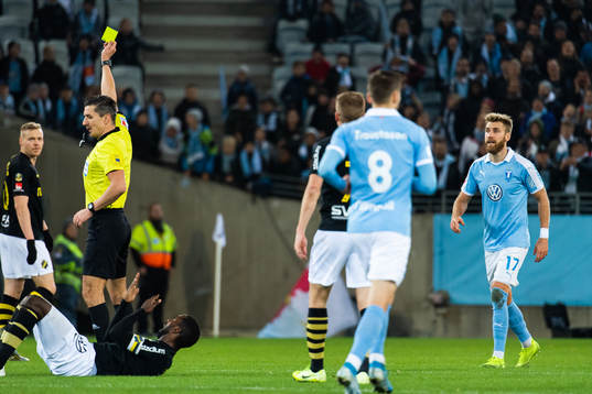 Domare Bojan Pandzic varnar Malmö FFs Rasmus Bengtsson