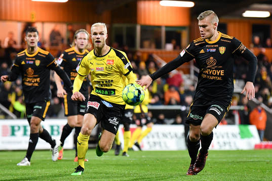 Mjällbys Viktor Gustafson och Syrianskas Martin Falkeborn