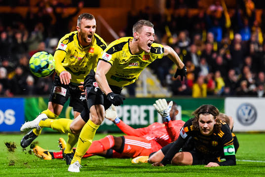 Mjällbys Jesper Löfgren jublar