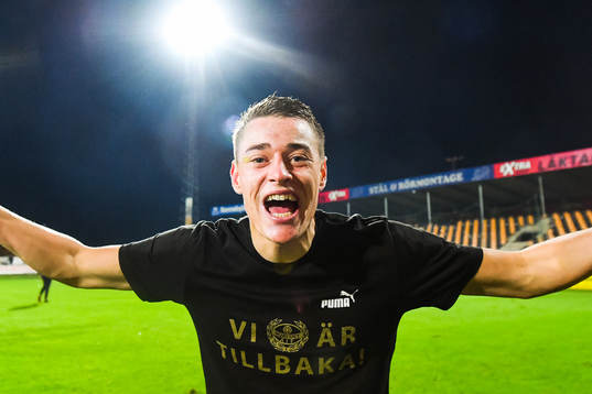 Mjällbys Jesper Löfgren jublar