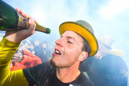 Mjällbys Joel Nilsson jublar med champagne