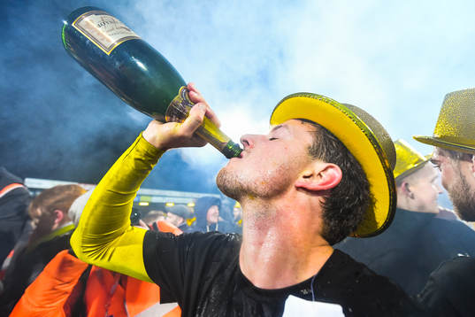 Mjällbys Joel Nilsson jublar med champagne