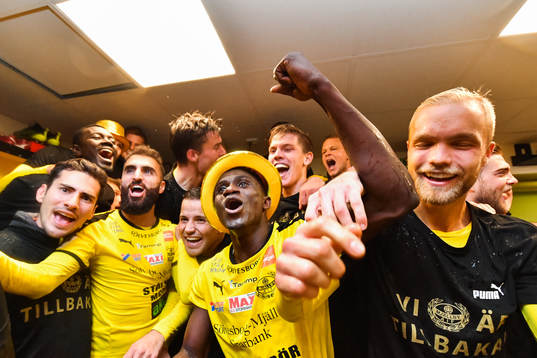 Mjällbys Bubacarr Jobe jublar i omklädningsrummet