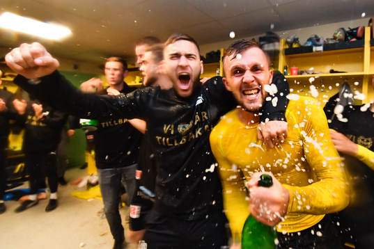 Mjällbys Mirza Halvadzic och Adi Terzic Jansson jublar i