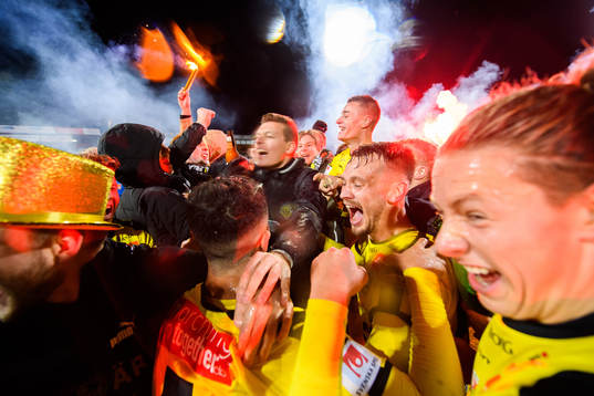 Mjällbys Max Watson (m) jublar med lagkamrater