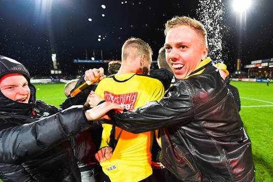 Mjällbys Viktor Gustafson jublar med supportrar