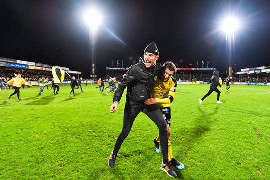 Mjällbys Jesper Gustavsson jublar med supportrar