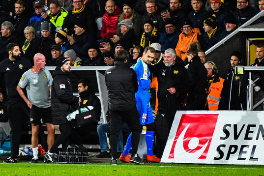 Mjällbys målvakt Carl-Johan Eriksson lämnar matchen på