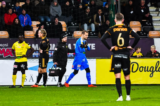 Mjällbys målvakt Carl-Johan Eriksson lämnar matchen på