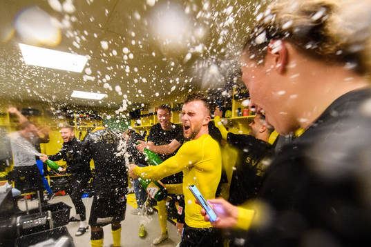 Mjällbys Adi Terzic jublar i omklädningsrummet och