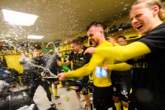 Mjällbys Adi Terzic jublar i omklädningsrummet och