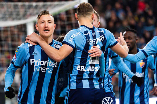 Djurgårdens Fredrik Ulvestad jublar med lagkamrater