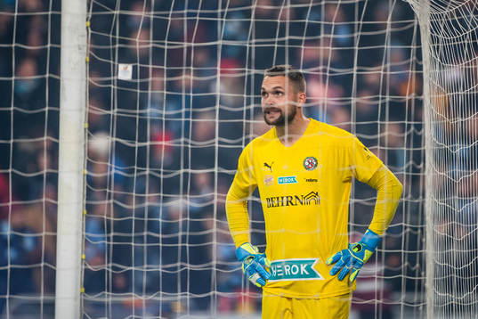 Örebros målvakt Oscar Jansson deppar